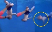 พ่อแม่ดูแล้วเข่าอ่อน!! คอร์สว่ายน้ำสุดฮาร์ดคอร์ จุ่มหัวเด็กลงน้ำ ตะกายเอาชีวิตให้รอด!! (คลิป)