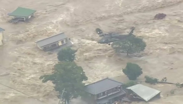 คลิปนาทีระทึก! ขณะช่วยผู้ประสบภัยน้ำท่วมที่ญี่ปุ่นผ่านทางเฮลิคอปเตอร์