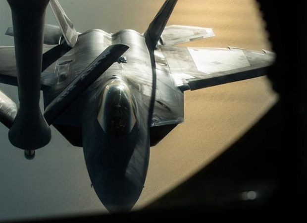  USAF. F-22 แร็พเตอร์ กำลังเติมน้ำมันกลางอากาศ