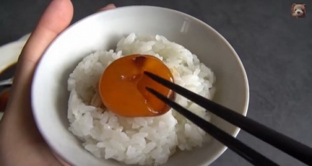 ข้าวหน้าไข่แดง เมนูฮิตจากญี่ปุ่น ทำเองได้ง๊ายง่าย