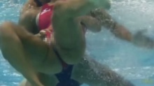 นักกีฬาโปโลน้ำเจอคู่แข่งเล่นสกปรก จับดึงชุดว่ายน้ำเข้าง่าม ซ้ำถลกเสื้อจนจุกโผล่!! 