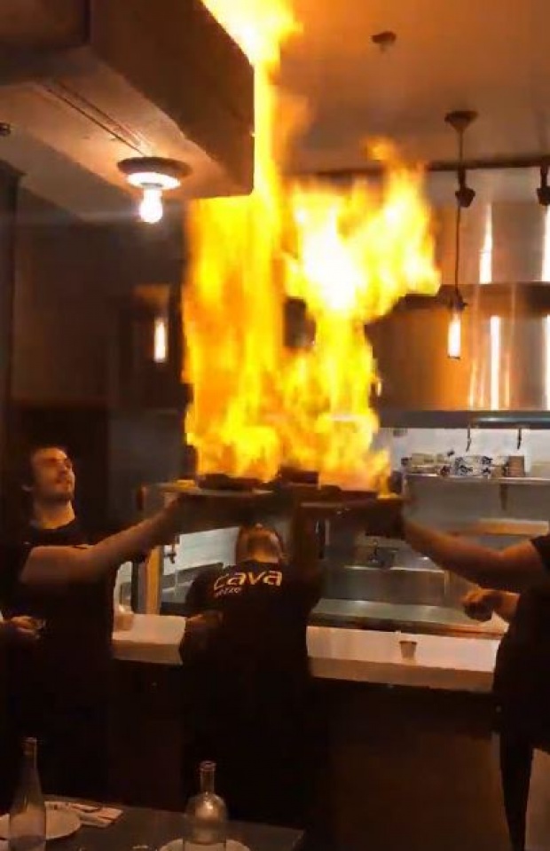 เชฟเสิร์ฟเมนูพิเศษจุดไฟขึ้นในจานอาหาร พอจะเสิร์ฟเท่านั้นแหละ พีคหนักมาก!! (คลิป)