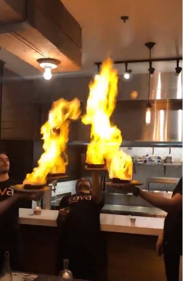 เชฟเสิร์ฟเมนูพิเศษจุดไฟขึ้นในจานอาหาร พอจะเสิร์ฟเท่านั้นแหละ พีคหนักมาก!! (คลิป)