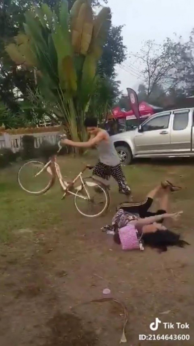ฮาหนักมาก!! เมื่อหนุ่มขี่จักรยานให้สาวซ้อนท้าย แต่เกิดเหตุการณ์สุดพีคแบบนี้? (คลิป)