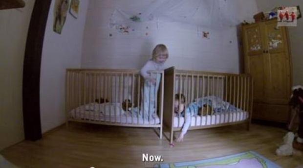 น่าร๊ากก! เด็กแฝดช่วยกันหยิบของที่หล่นข้างเตียง