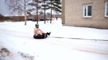 เย็นสุดขั้วหัวใจ!! เมื่อหนุ่ม ๆ รัสเซีย เปลือยกายเล่นหิมะ