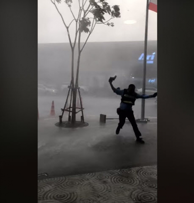 น่ากลัวมาก! พายุฝนถล่มเมืองทองธานี ประตูกระจกแตกละเอียด (คลิป)