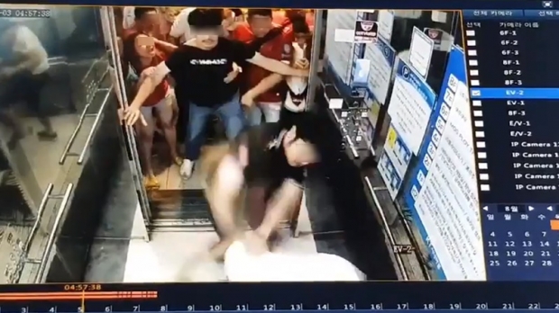 ผีน้อยฉาวอีก!! คนไทยทะเลาะกัน ยกพวกรุมกระทืบในลิฟต์ ที่เกาหลีใต้