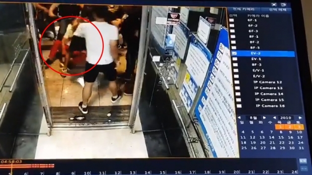 ผีน้อยฉาวอีก!! คนไทยทะเลาะกัน ยกพวกรุมกระทืบในลิฟต์ ที่เกาหลีใต้