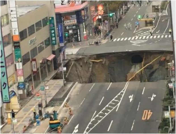 สะพรึงหลุมใหญ่มาก! แผ่นดินยุบ ที่ฟุกุโอกะ ประเทศญี่ปุ่น (ชมภาพและคลิป)