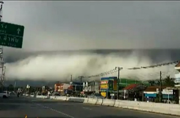 ตะลึง!!เกิดเหตุการณ์เมฆชนกันคล้ายจานบินโผล่กลางท้องฟ้าเมืองกระบี่
