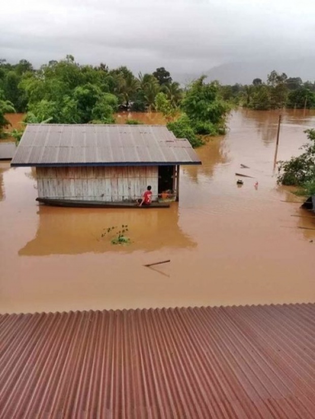 เผยคลิปสภาพชีวิตหลังเขื่อนลาวแตก พระ-เณร-เด็ก-ผู้หญิง หนีน้ำขึ้นไปอยุ่บนหลังคาวัด