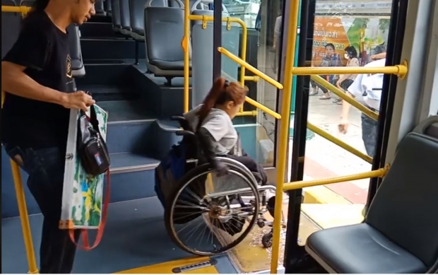 มาดูกันชัดๆ คนขับรถเมล์ตื่นเต้น เปิดทางลาดขึ้น-ลงช่วยผู้พิการ เผยขับมาตั้งนานไม่เคยใช้