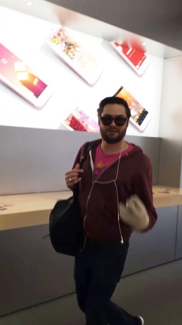 อึ้งกันทั้งร้าน หนุ่มบุก Apple Store เดินไล่ทุบ iPhone พังเรียบ