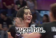 คลิปอัจฉราพร คงยศ ตบ 3 เมตรแบบฮาๆ ใส่หลังนุศรา ต้อมคำ