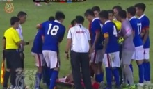 ช็อค! นักบอล 21 มาเลย์ รุมเร่งให้ กองหน้าไทยที่เจ็บออกจากสนาม