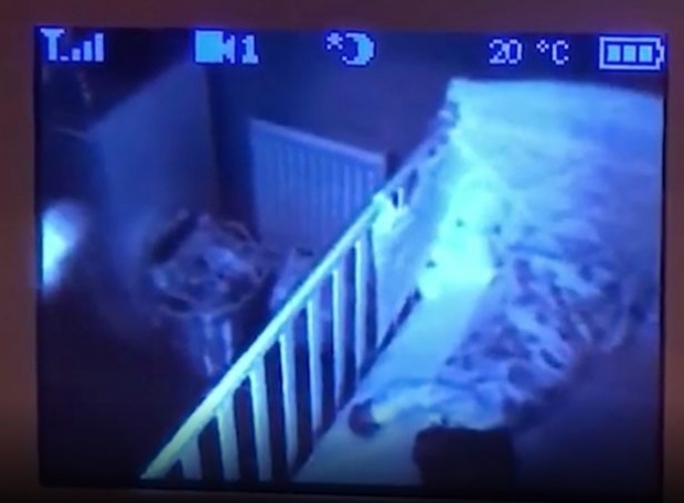 ขนหัวลุก!! พ่อตั้งกล้องในห้องนอนลูก ถ่ายติดสิ่งลี้ลับ ตุ๊กตาขยับเองได้ (คลิป)