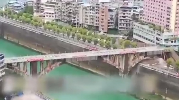 ดูวนเป็น 10 รอบ!! คลิปนาทีระเบิดสะพานข้ามแม่น้ำ แค่ 1 วินาที พังทั้งยวง