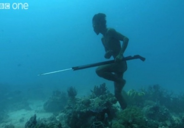 ตะลึง!!ชายคนนี้ “เดินใต้ทะเล” ไม่มีถังออกซิเจนไปล่าปลาใต้น้ำ