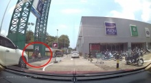 มารยาทงาม!!! เมื่อเด็กไทยยกมือไหว้รถก่อนข้ามถนน